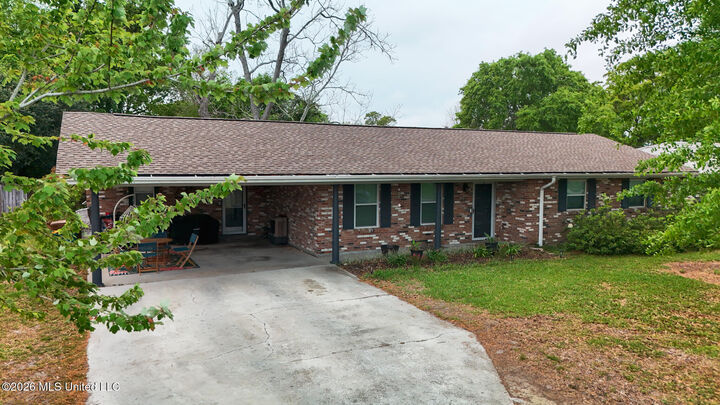 Property Photo:  215 Lynwood Circle  MS 39560 