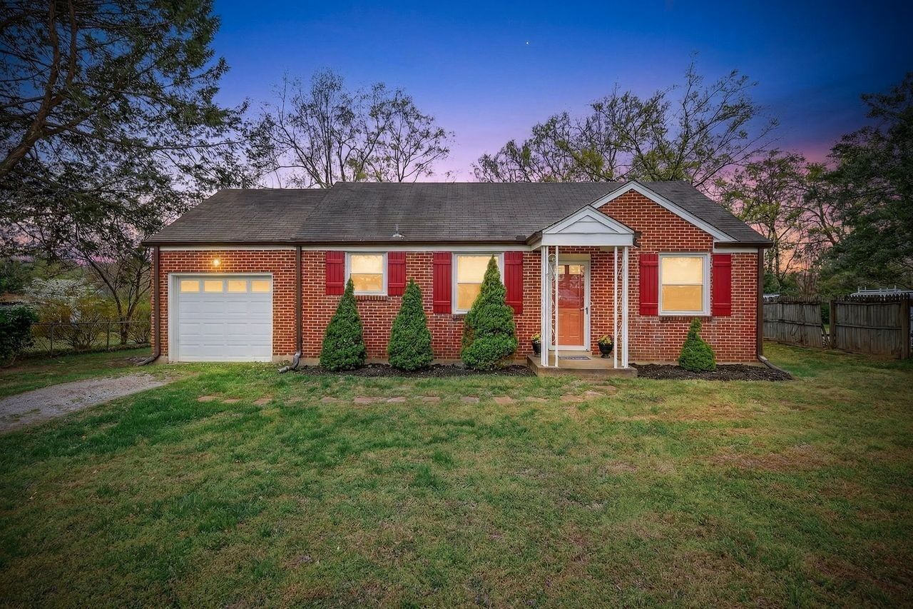 Property Photo:  2226 Stratford Ave  TN 37216 