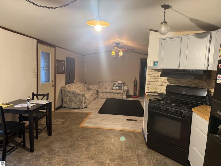 Property Photo:  987 W Maplecrest Drive  MI 48657 