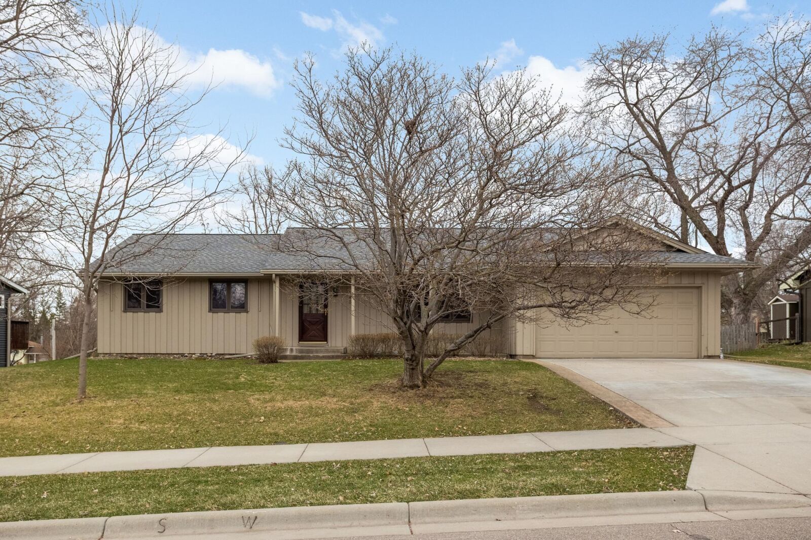 Property Photo:  946 Redwood Drive  MN 55124 