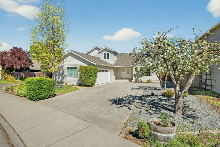 Property Photo: 1044 Havenwood Drive OR 97524