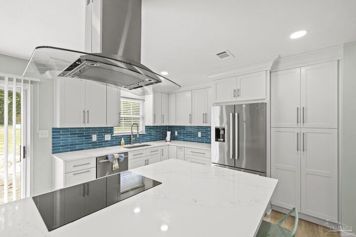 Property Photo:  420 Dolphin St  FL 32561 