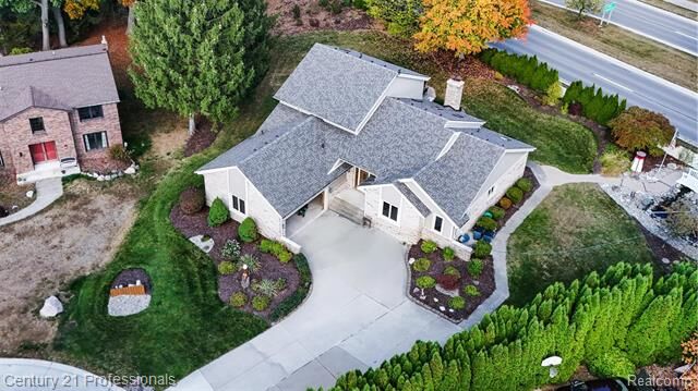 Property Photo: 1008 Hidden Lane Lane MI 48309