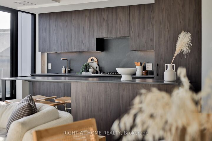 Property Photo: 2720 Dundas Street W 607 ON M6P 1Y2