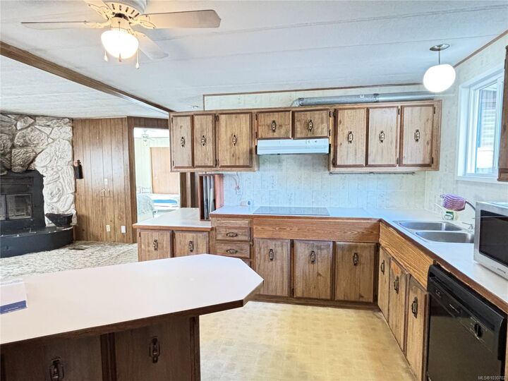 Property Photo: 419 Golden Hinde Pl BC V0P 1G0