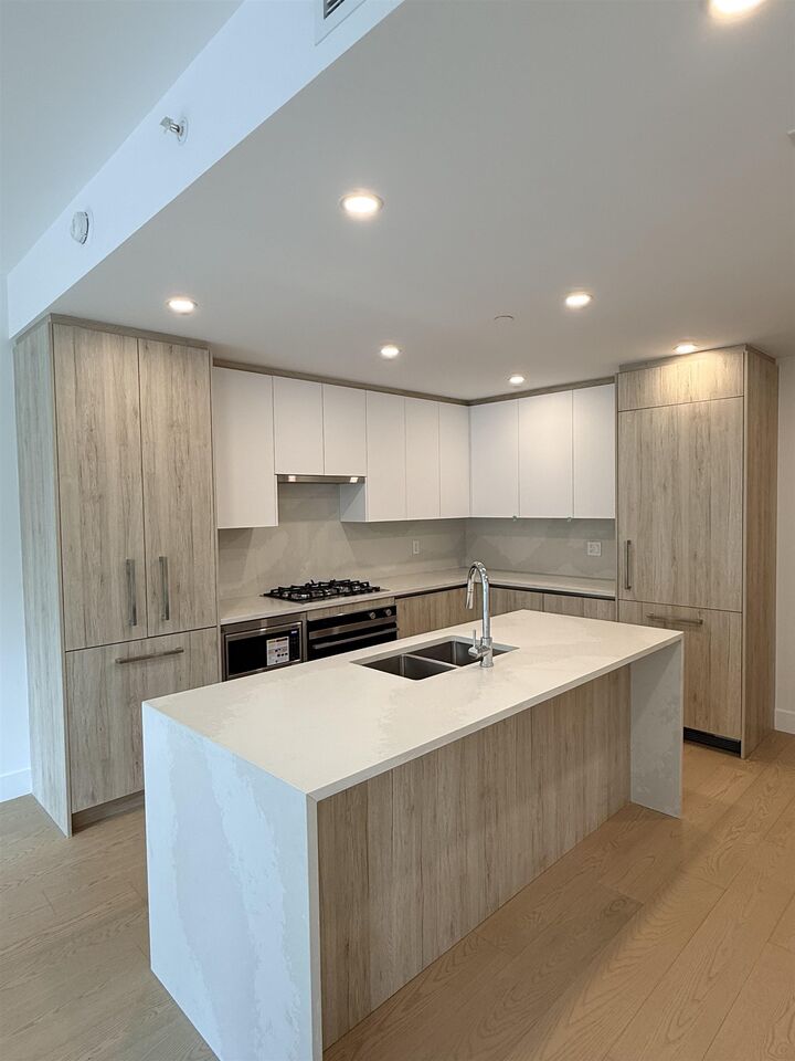 Property Photo:  423 6th Street 306  BC V7T 1A4 
