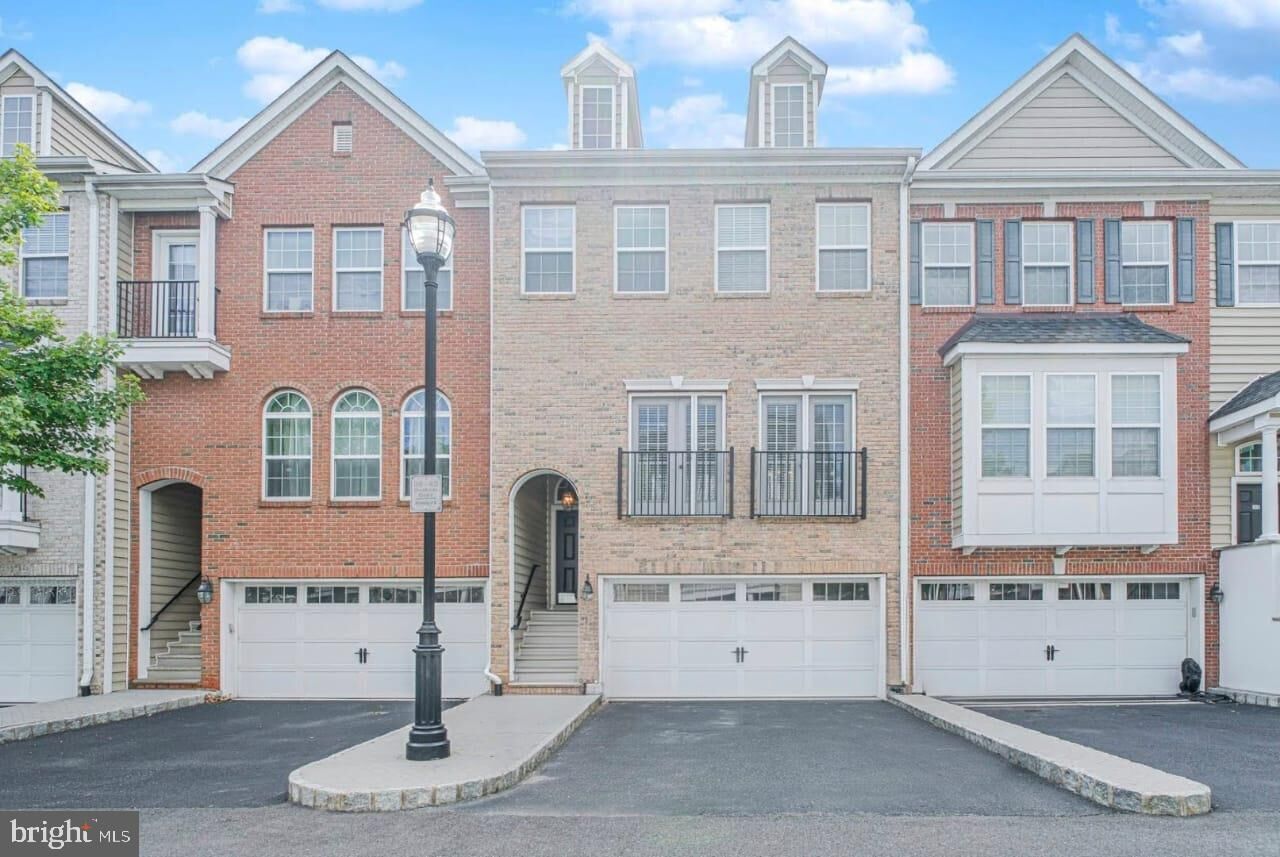 Property Photo:  42 Creekside Court  NJ 07094 