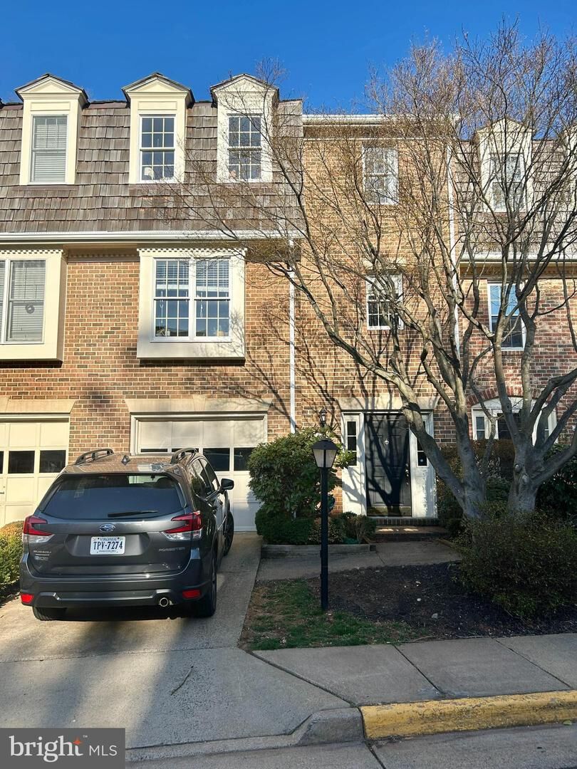 Property Photo:  2941 Oakborough Square  VA 22124 