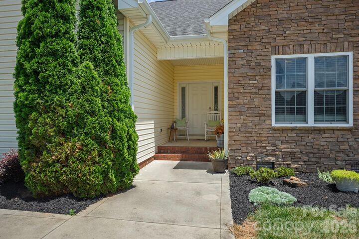 Property Photo:  104 Castle Pines Lane  NC 28625 