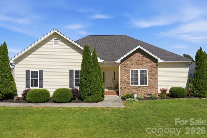 Property Photo:  104 Castle Pines Lane  NC 28625 