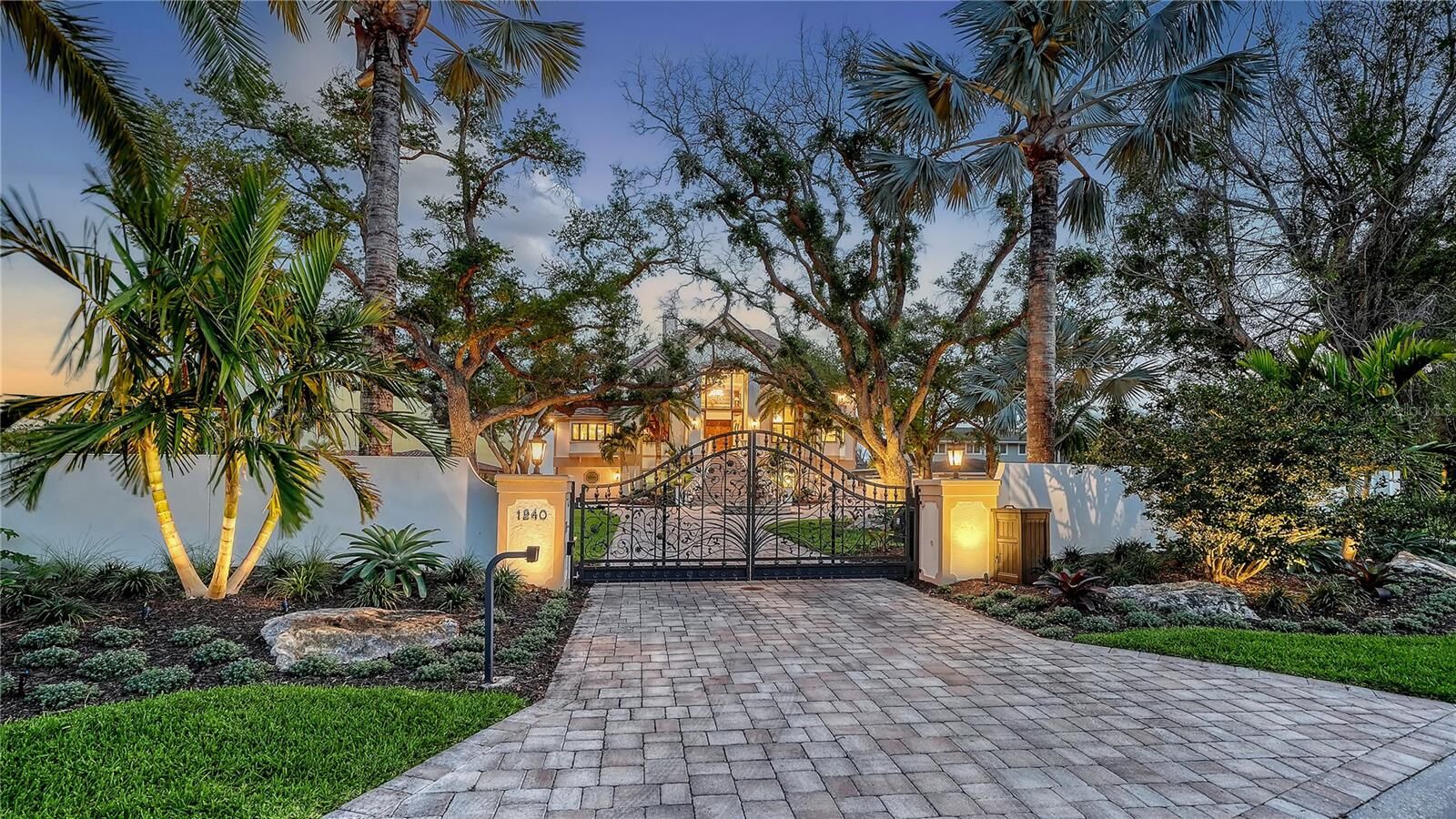 Property Photo:  1240 Hillview Drive  FL 34239 