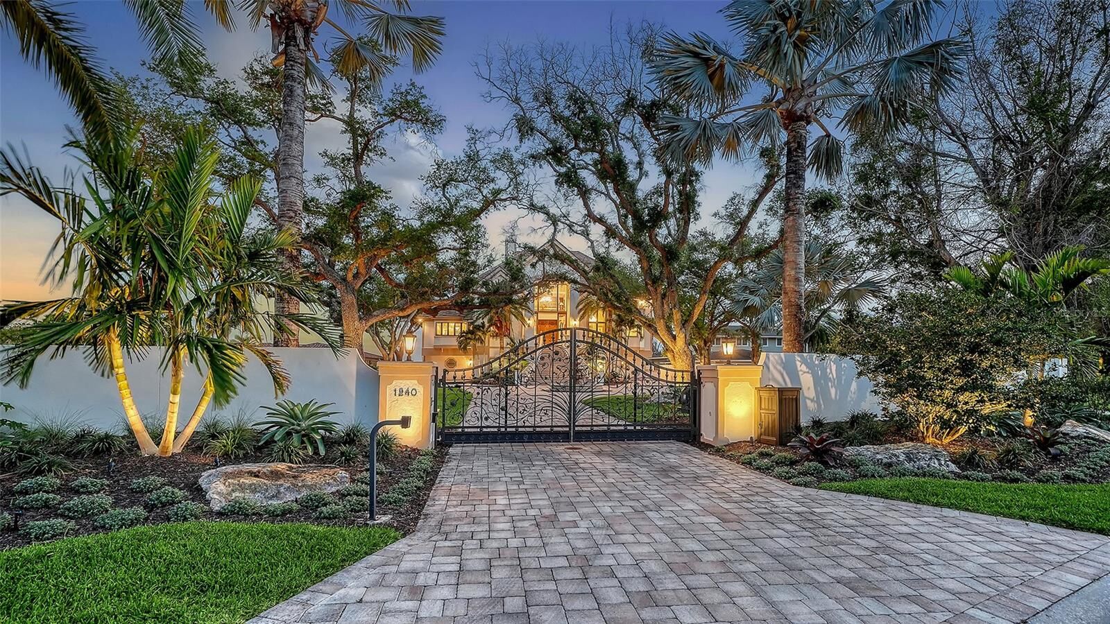 Property Photo: 1240 Hillview Drive FL 34239