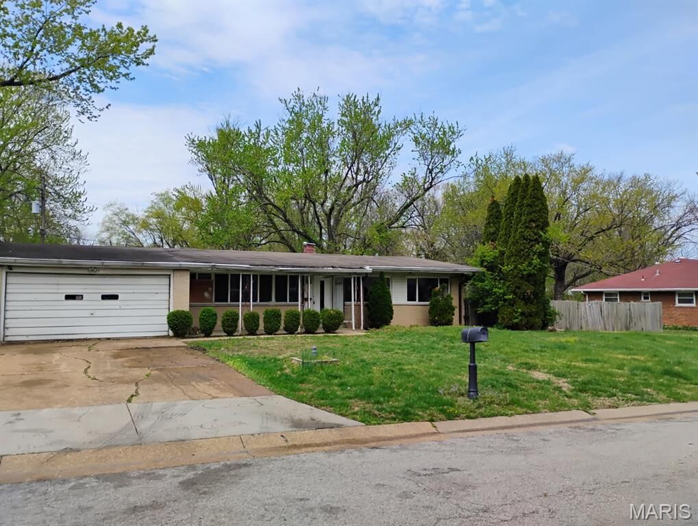 Property Photo:  10027 Grosvenor Drive  MO 63137 