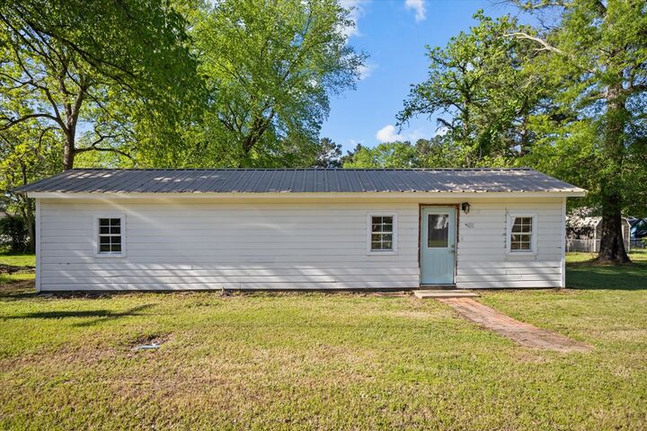Property Photo:  113 W Linn St  TX 75949 