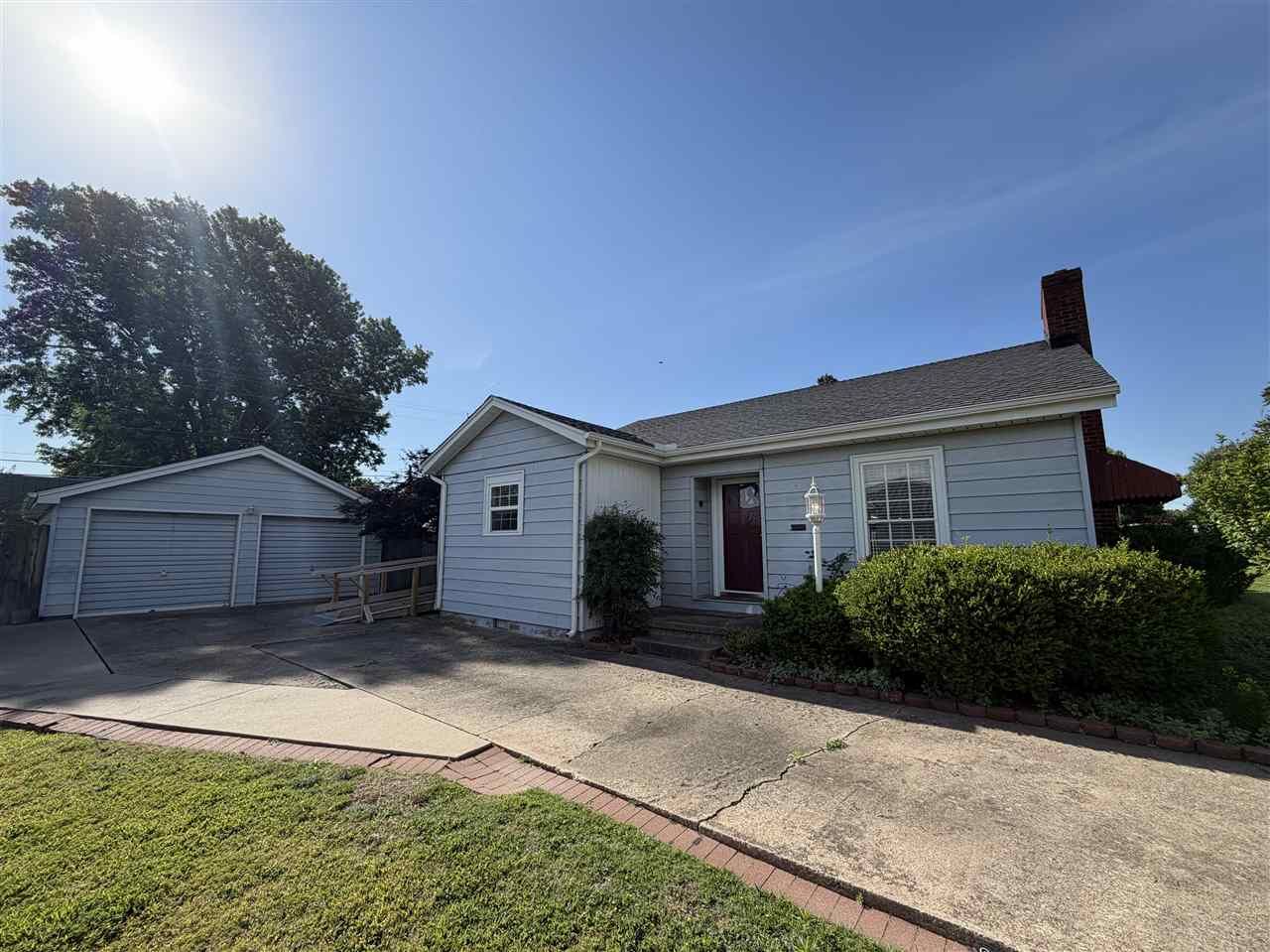 Property Photo:  405 N 13th  OK 74601 