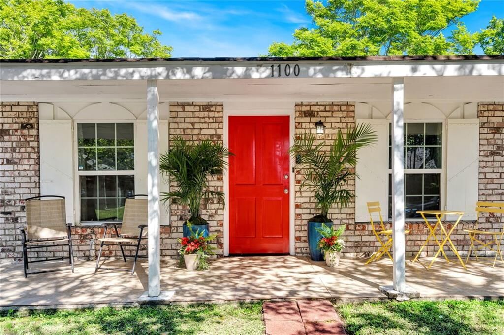 Property Photo:  1100 Southlawn Boulevard  LA 70114 