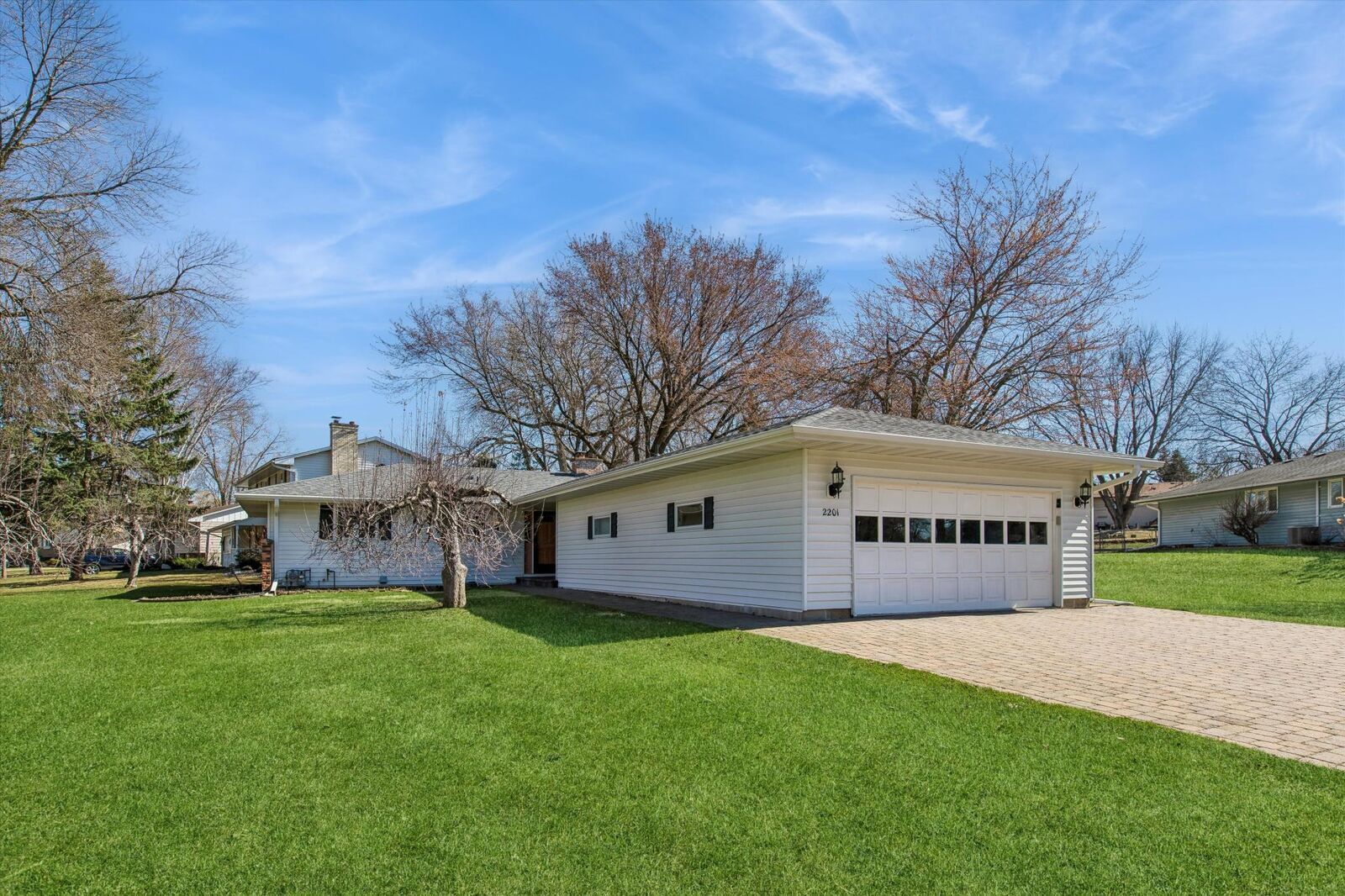 Property Photo:  2201 Tamarack Lane  MN 55337 