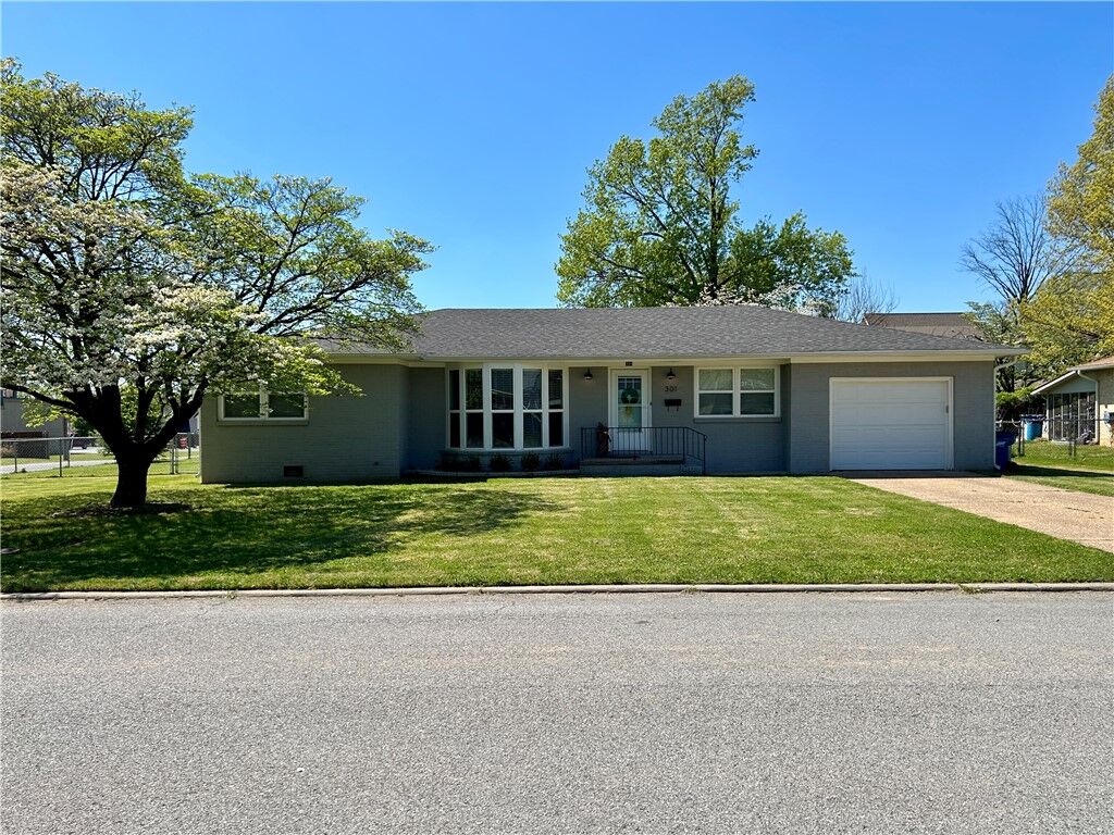 Property Photo: 301 Crestview Drive AR 72712