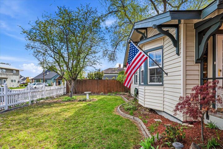 Property Photo:  726 NW Birch Avenue  OR 97756 