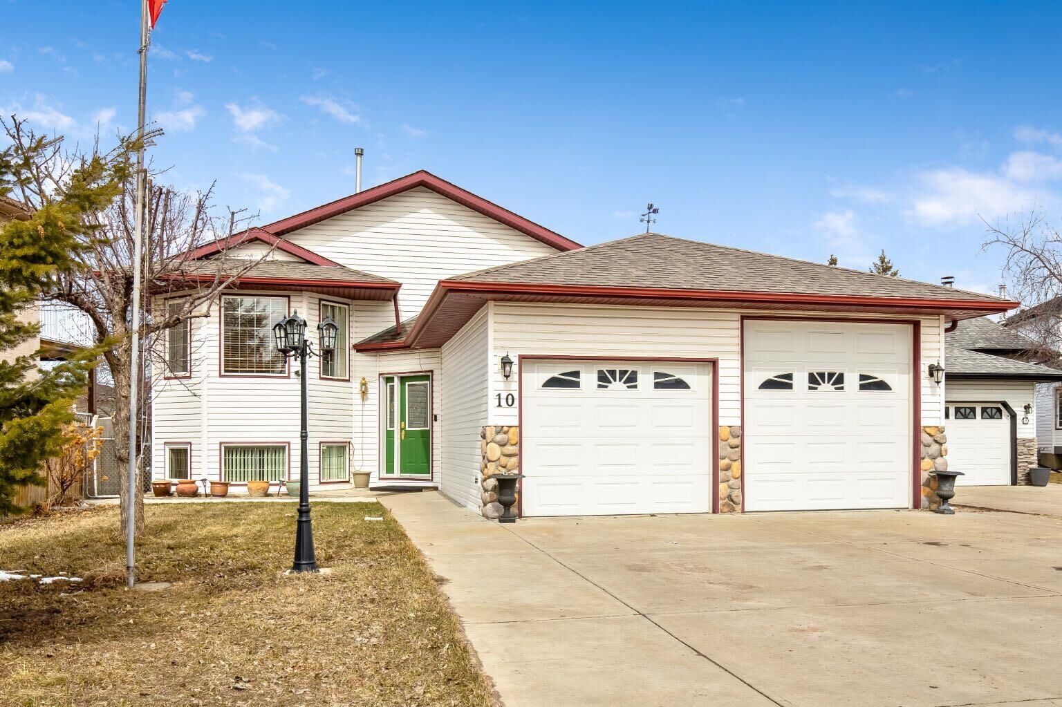 Property Photo: 10 Madison Court AB T1P 1M5