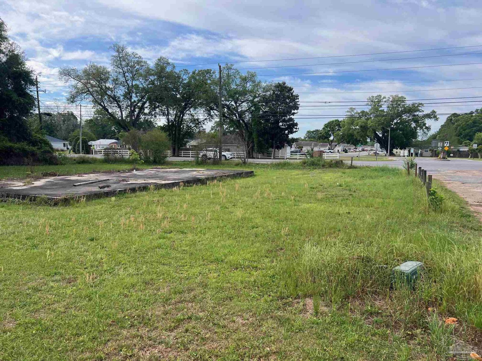 Property Photo: 8100 Stonebrook Dr FL 32514