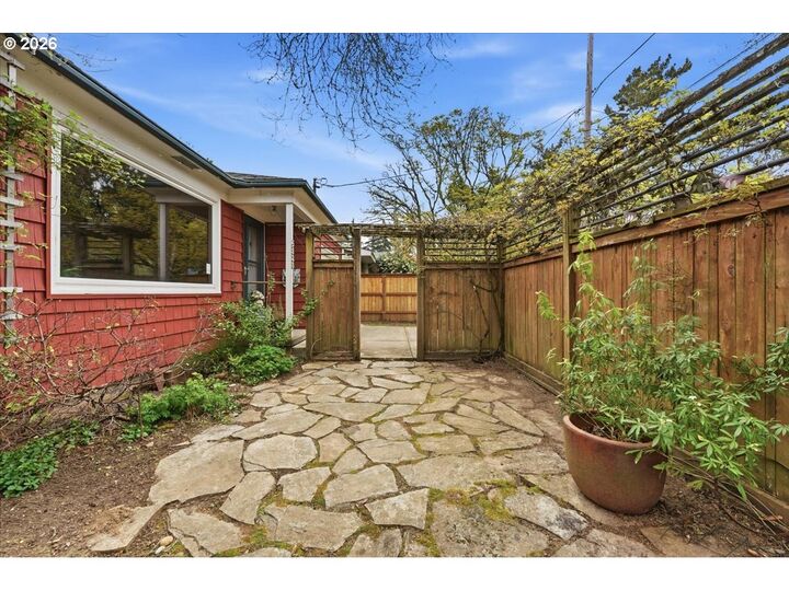 Property Photo:  5823 SE Insley St  OR 97206 