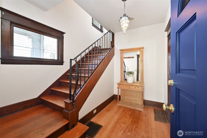 Property Photo:  318  18th Avenue E  WA 98112 