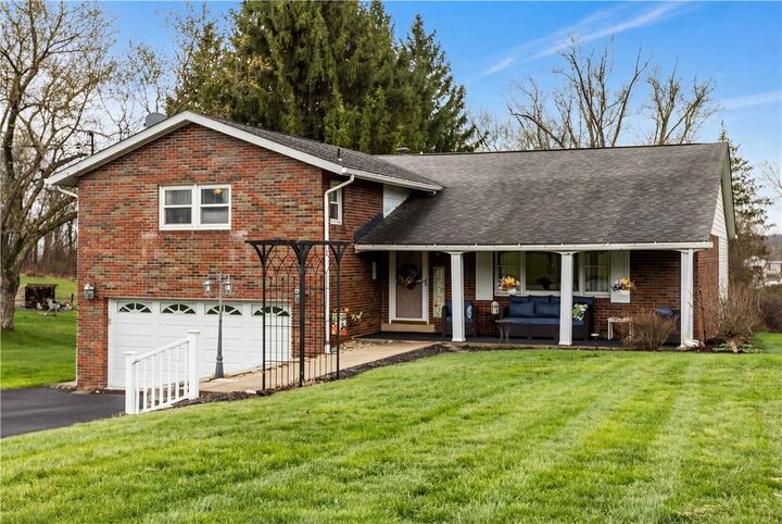 Property Photo: 605 Davidson Dr PA 15074