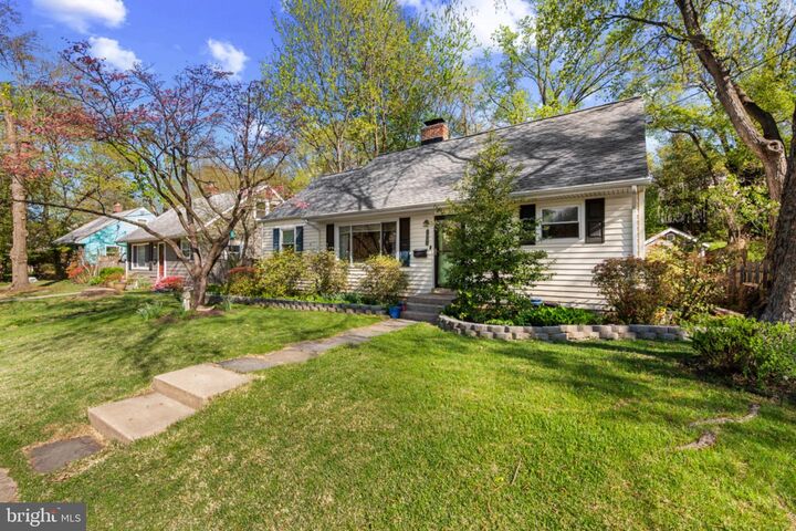 Property Photo:  1001 Robin Road  MD 20901 