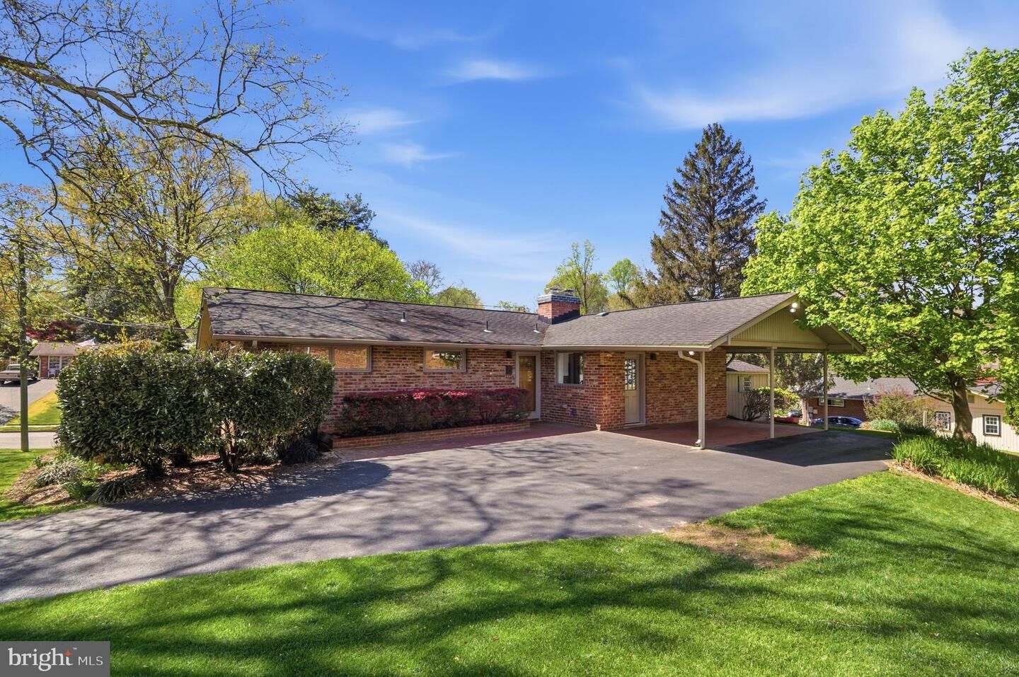 Property Photo: 9924 Pinehurst Avenue VA 22030