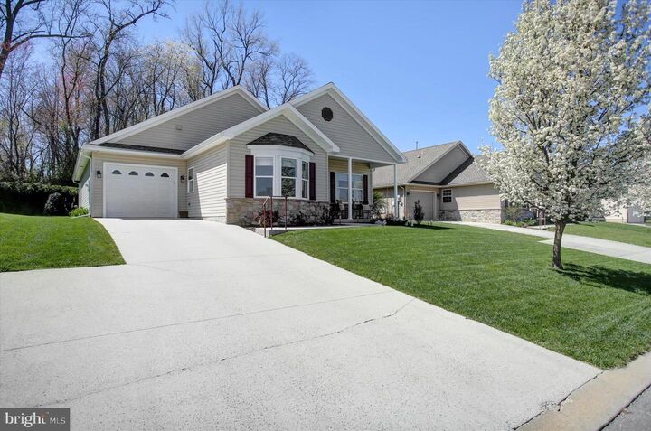 Property Photo: 25 Colonial Court PA 17257