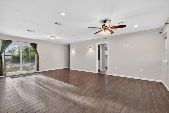 Property Photo: 102 NW Audrey Drive FL 32548