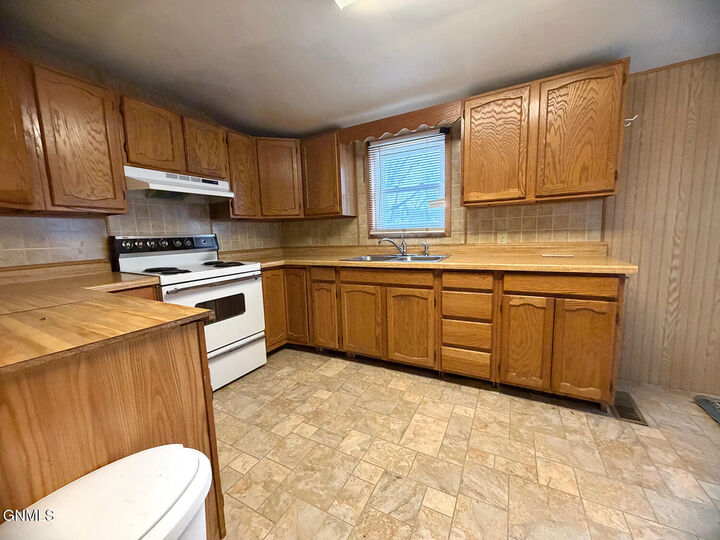 Property Photo:  401 7th Avenue SE  ND 58401 