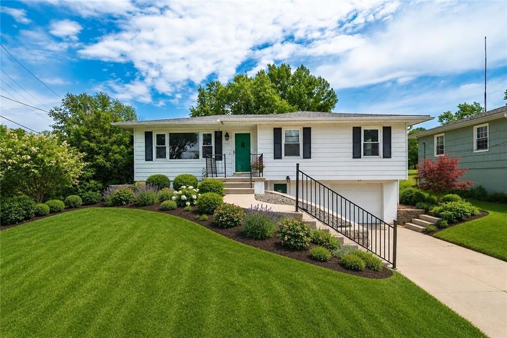 Property Photo: 2913 S 29th Street MO 64503