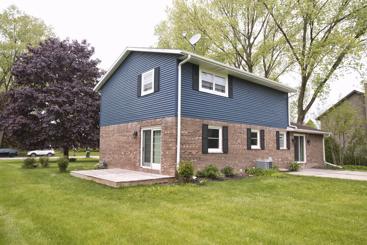 Property Photo:  10234 N La Cresta Dr   53092 