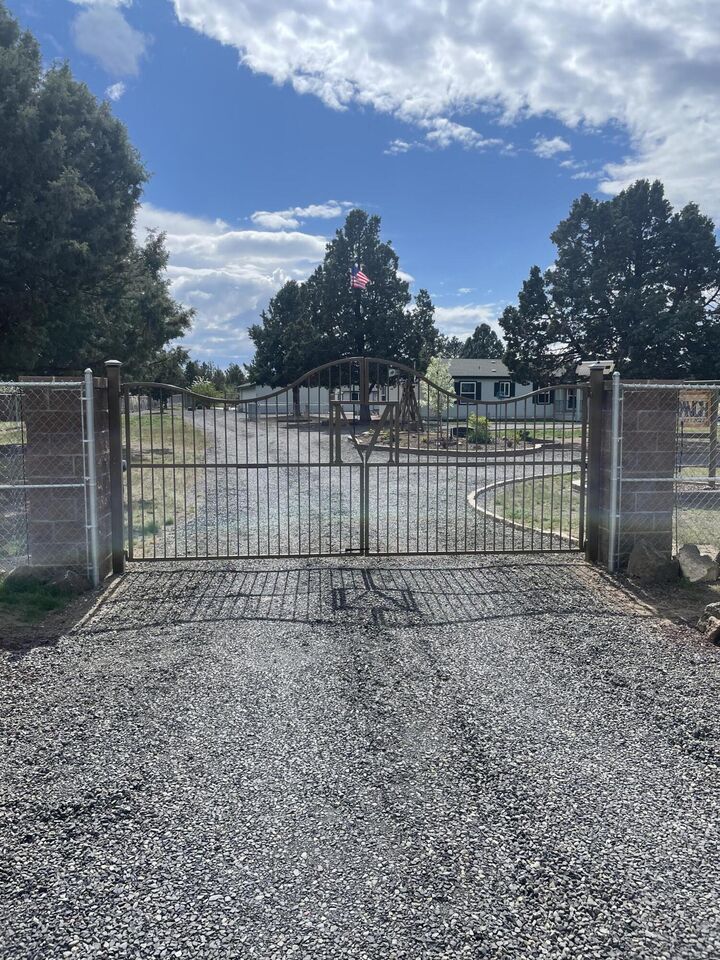 Property Photo: 14204 SW Peninsula Drive OR 97760