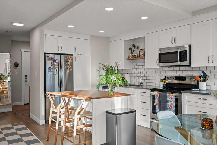 Property Photo:  1208 14 Avenue SW 201  AB T3C 0V9 