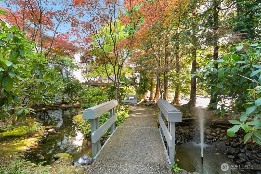 Property Photo:  7930 SE 34th Street 513  WA 98040 