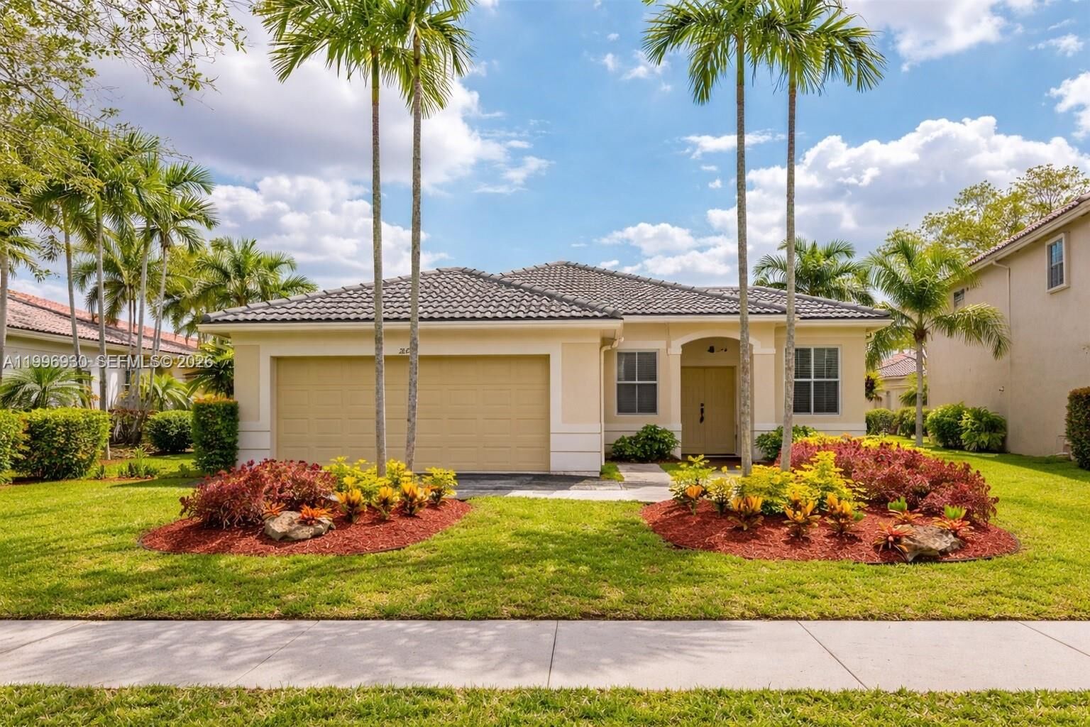 Property Photo: 1877 Aspen Ln FL 33327