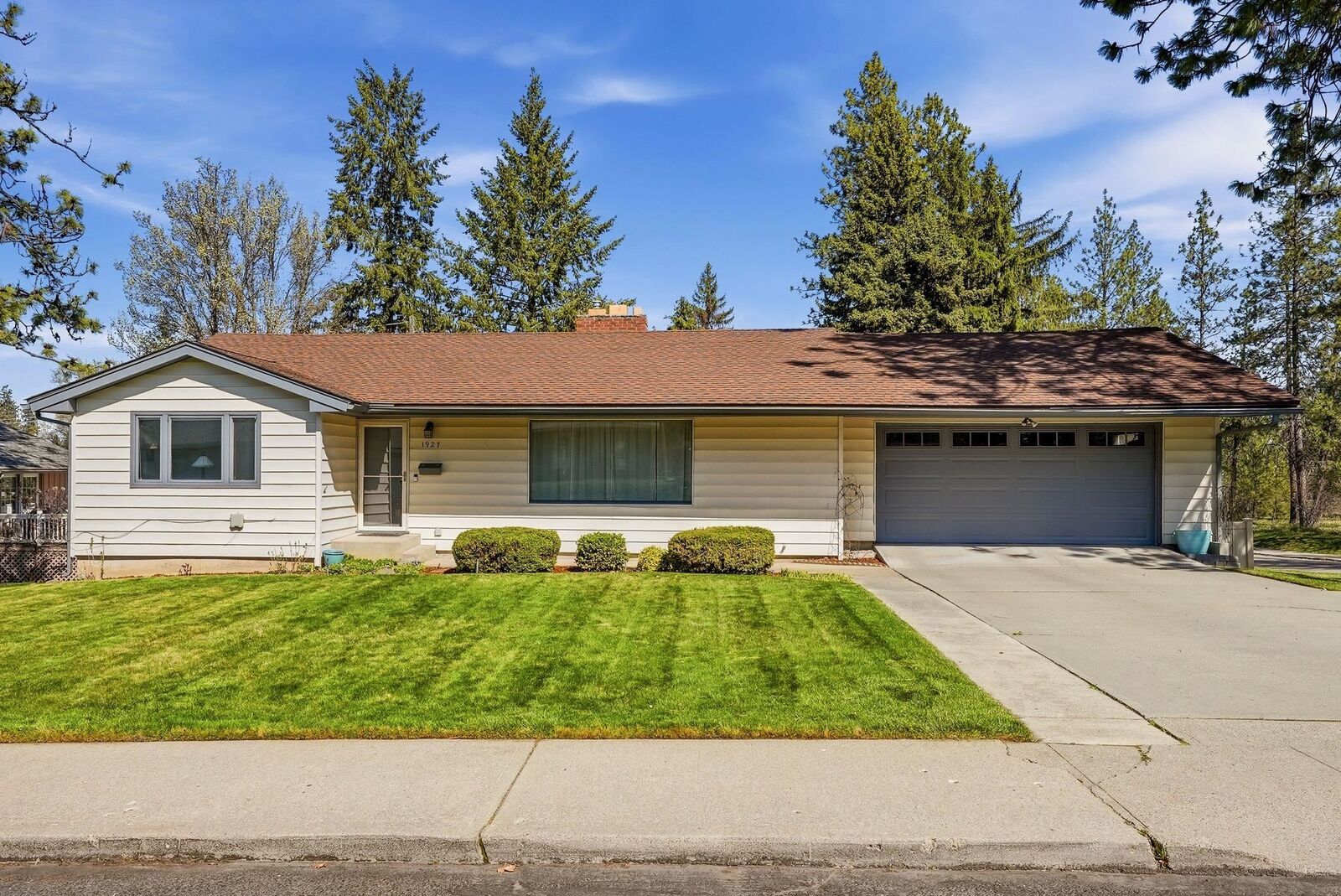 Property Photo:  1927 E 39th Ave  WA 99203 