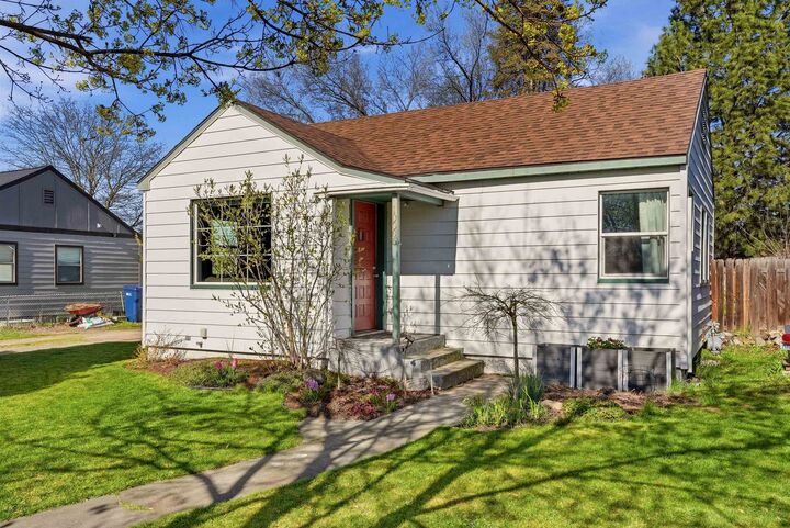 Property Photo:  10005 N Andrew St  WA 99218 