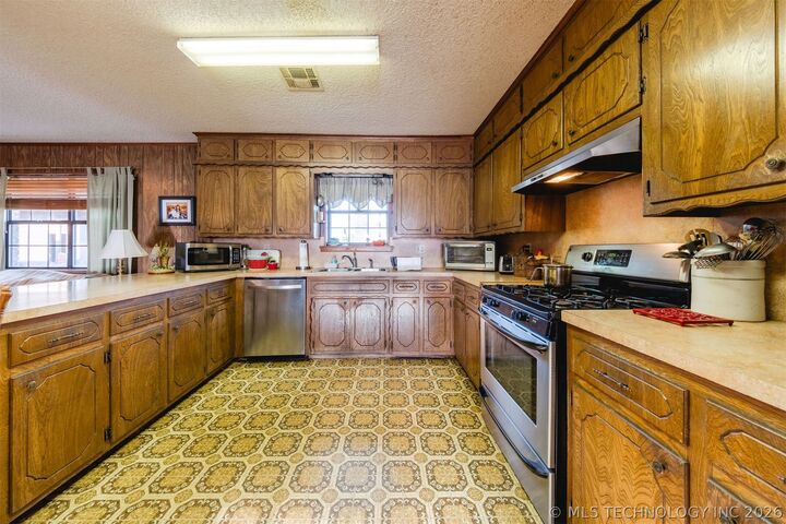 Property Photo:  1002 N Hoyt Street  OK 74552 