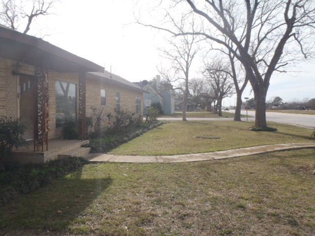 Property Photo: 901 E Central Avenue TX 78140