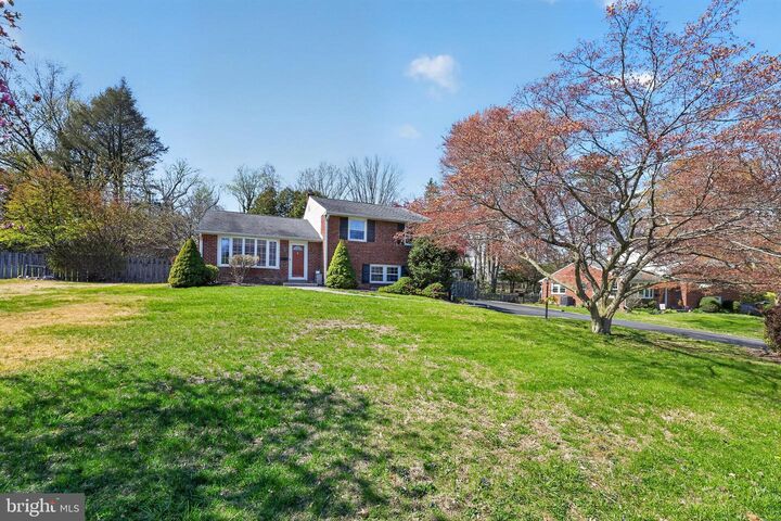 Property Photo: 305 Somerset Place PA 19086