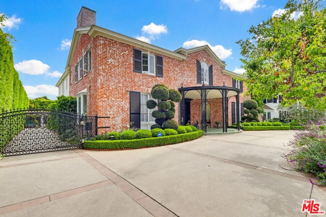 Property Photo: 516 S Rimpau Blvd CA 90020