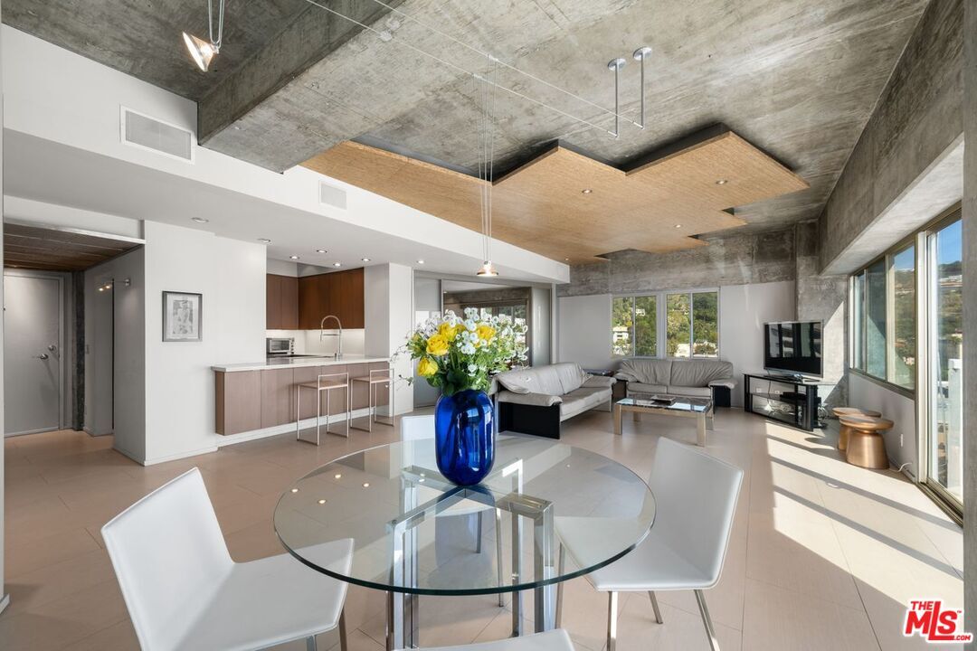 Property Photo: 7135 Hollywood Blvd CA 90046