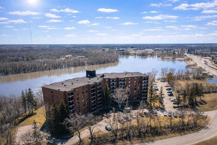 Property Photo:  916 Cloutier Drive  MB R3V 1W9 