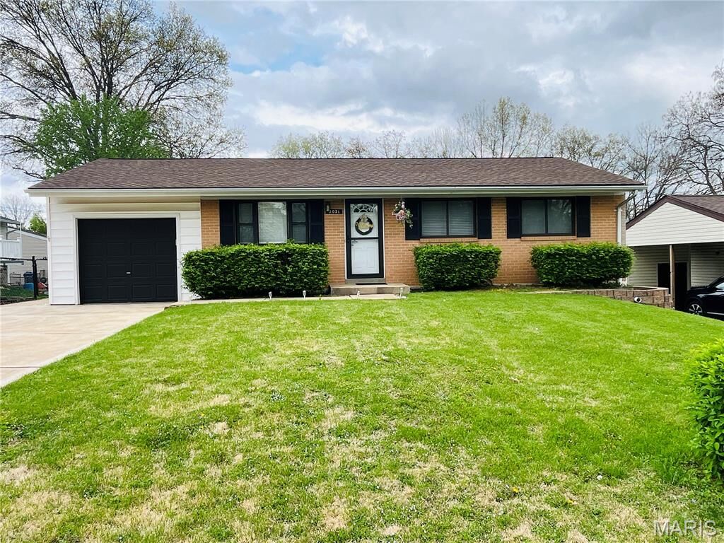 Property Photo:  2021 Gladiator Drive  MO 63026 