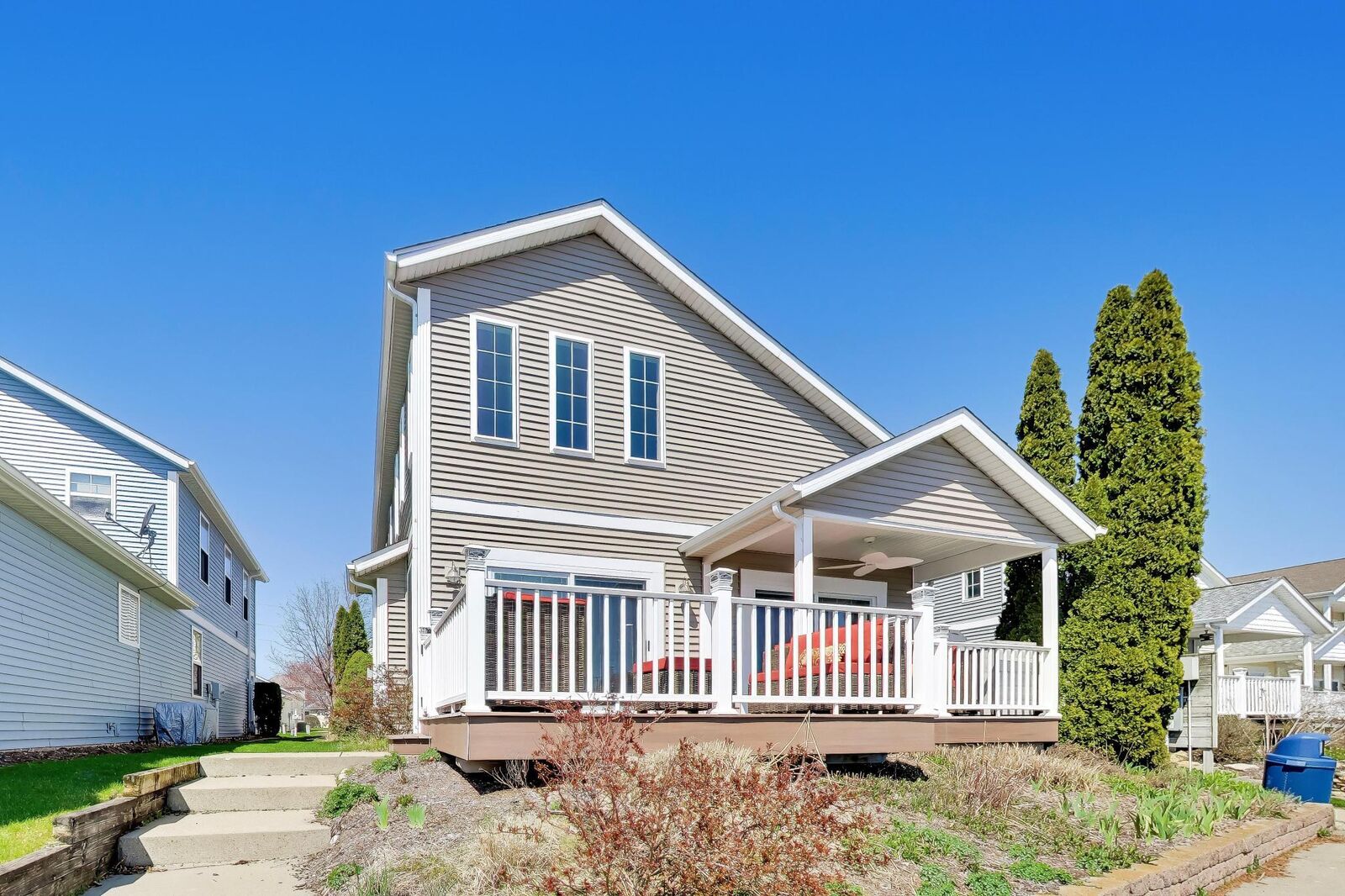 Property Photo:  425 Island Pointe Drive  MI 49085 