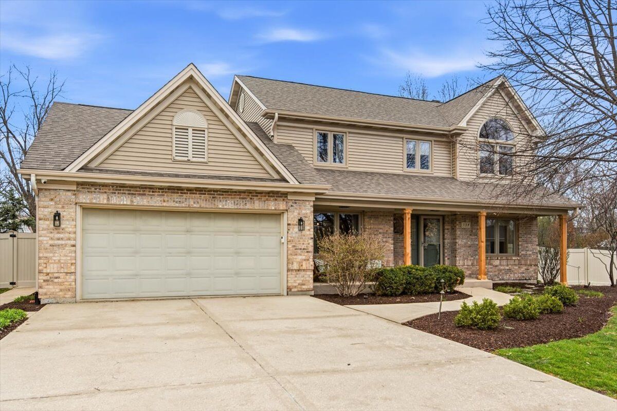 Property Photo:  334 E McKenna Court  IL 60126 